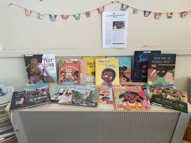 Ausstellung mit Büchern der Anti-Rassistischen Bibliothek
