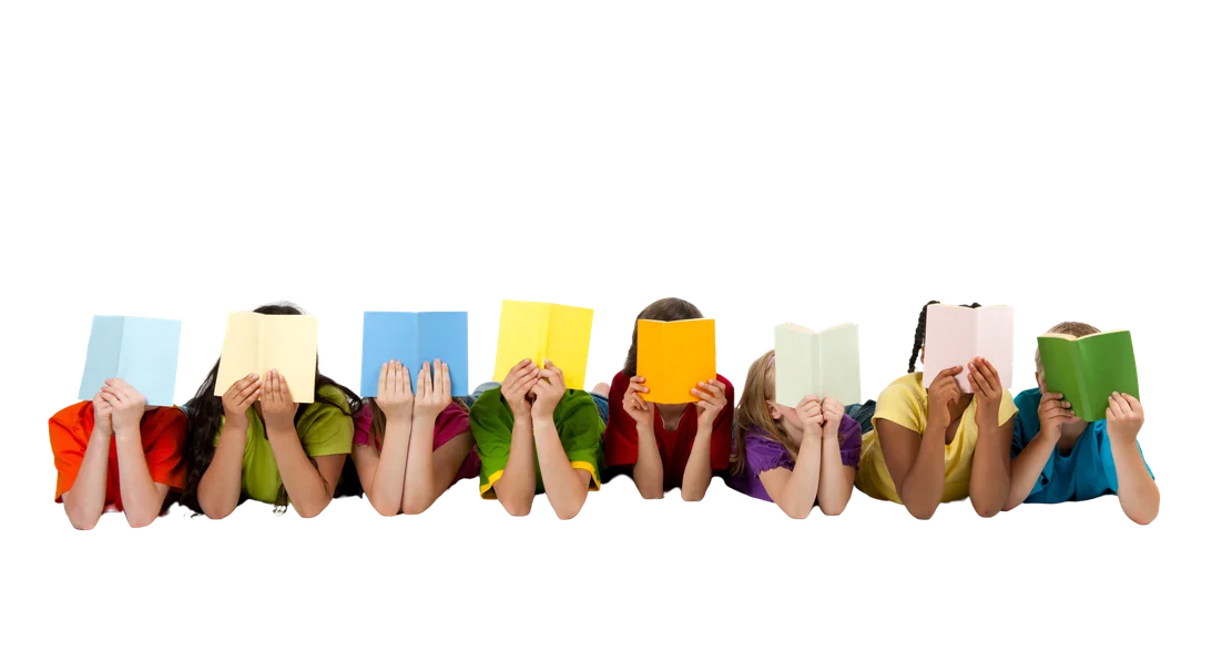 Enfants tenant des livres colorés devant leurs visages