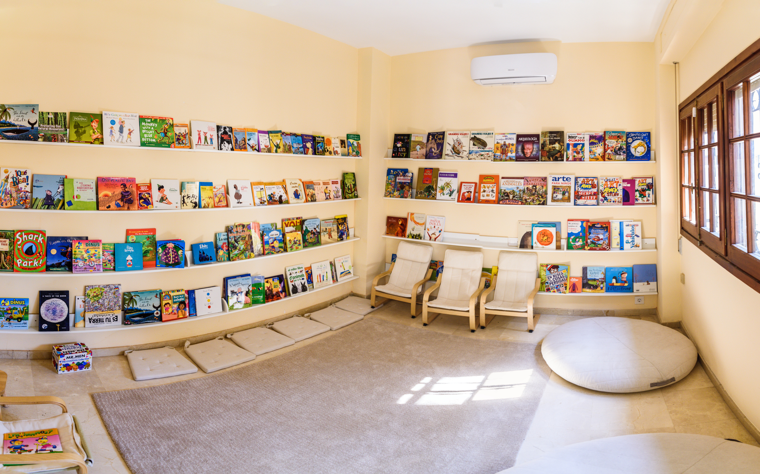 Raum mit vielfältiger Kinder- und Jugendliteratur in offenen Bücherregalen