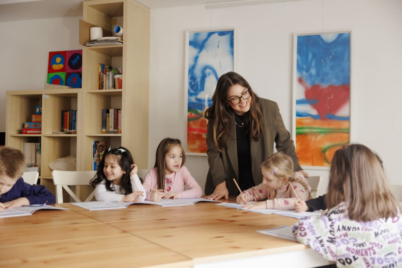 Kinder beim Sprachlernen im InSL Unterricht